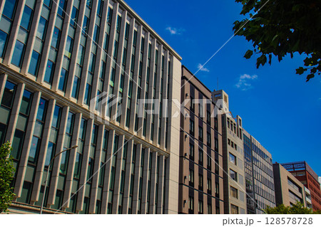 烏丸通りの空とビル群（烏丸五条から烏丸四条まで） 128578728