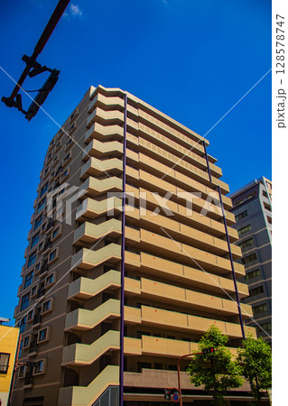 烏丸通りの空とビル群（烏丸五条から烏丸四条まで） 128578747