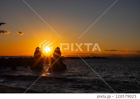 夕陽に照らされた手結岬の夫婦岩 夕陽に照らされた手結岬の夫婦岩 128579025