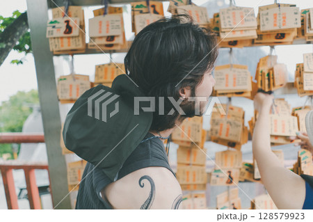 inbound tourist 128579923