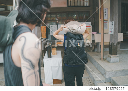 inbound tourist 128579925