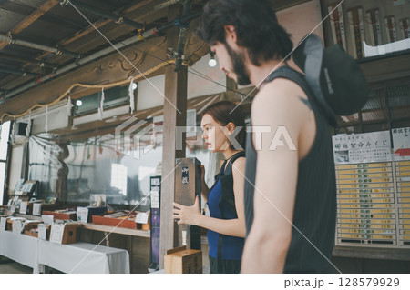 inbound tourist 128579929