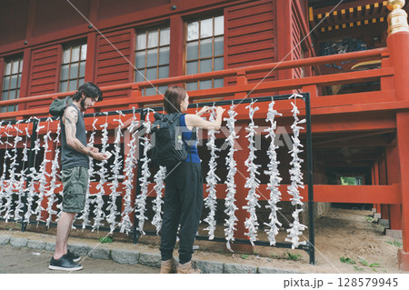 inbound tourist 128579945