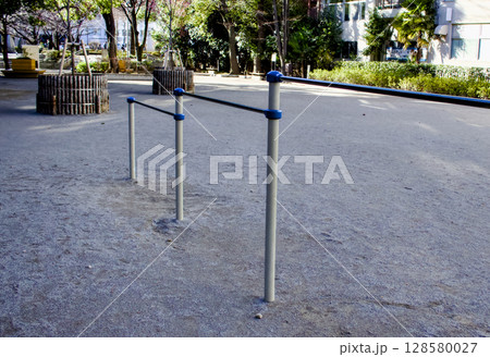 誰もいない広い公園に鉄棒がある風景 誰もいない広い公園に鉄棒がある風景 128580027