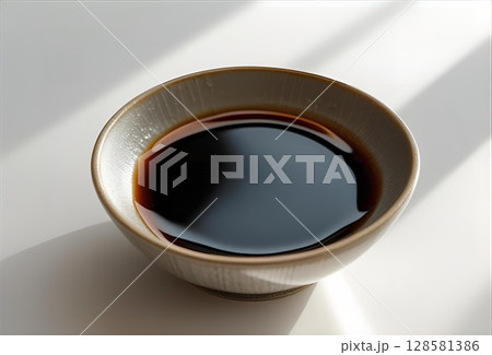 白背景に器に入った醤油のアップ 128581386