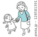 孫と一緒にあるくシニア女性 128581391