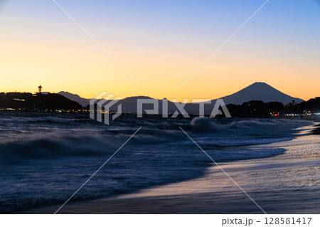湘南の海　黄昏時の七里ヶ浜海岸 128581417