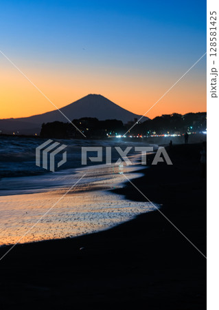 湘南の海 黄昏時の七里ヶ浜海岸 湘南の海 黄昏時の七里ヶ浜海岸 128581425