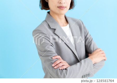 スーツを着たミドル女性ビジネスウーマン 128581764