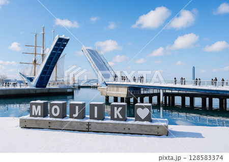 雪景色のブルーウィングもじ はね橋 門司港レトロ 雪景色のブルーウィングもじ はね橋 門司港レトロ 128583374