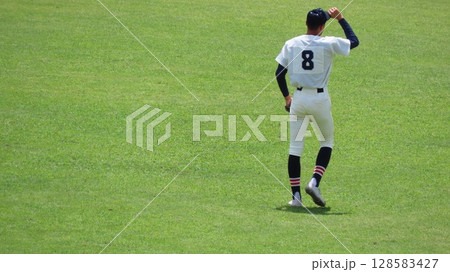 守備位置につく外野手 128583427