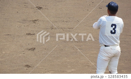 高校野球選手の後ろ姿 128583435