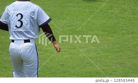 高校野球選手の後ろ姿 128583448