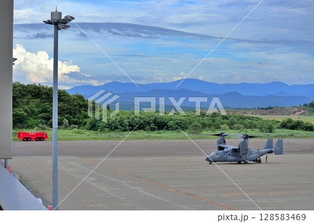 大館能代空港に予防着陸した米軍のオスプレイ 128583469