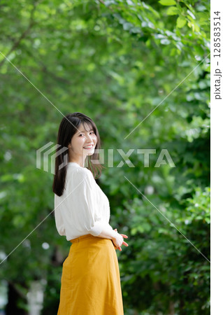 笑顔で振り向く女性 128583514