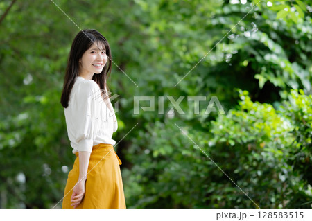 笑顔で振り向く女性 128583515