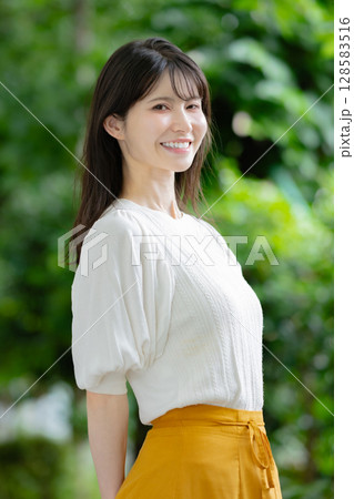 笑顔で振り向く女性 128583516
