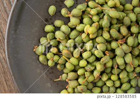 お皿に入った山椒の実（実山椒）のクローズアップ 128583585