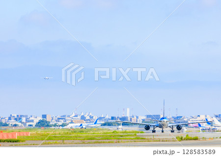 夏の福岡空港 福岡県福岡市 夏の福岡空港 福岡県福岡市 128583589