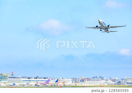 夏の福岡空港　福岡県福岡市 128583593