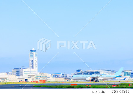 夏の福岡空港　福岡県福岡市 128583597