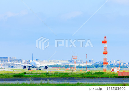 夏の福岡空港　福岡県福岡市 128583602