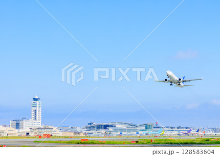 夏の福岡空港　福岡県福岡市 128583604