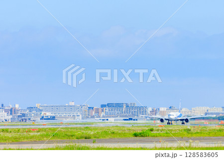 夏の福岡空港 福岡県福岡市 夏の福岡空港 福岡県福岡市 128583605