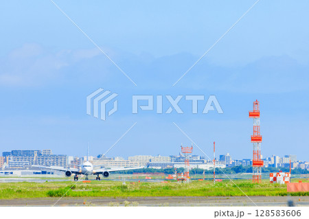 夏の福岡空港　福岡県福岡市 128583606