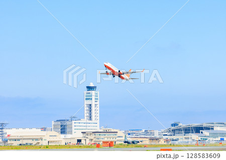 夏の福岡空港 福岡県福岡市 夏の福岡空港 福岡県福岡市 128583609