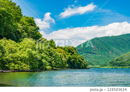 奥琵琶湖　湖岸からの景観　滋賀県長浜市 128583634