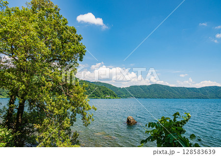 奥琵琶湖　湖岸からの景観　滋賀県長浜市 128583639