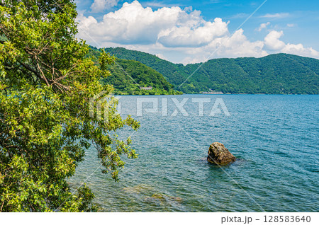 奥琵琶湖　湖岸からの景観　滋賀県長浜市 128583640