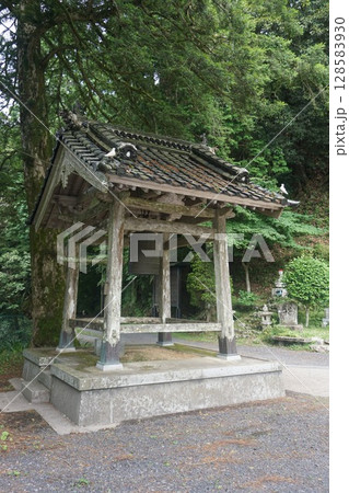 岡山県津山市の標高600mにある高野山真言宗のお寺「萬福寺」:鐘楼 岡山県津山市の標高600mにある高野山真言宗のお寺「萬福寺」:鐘楼 128583930