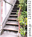 寂れたシ古い文化住宅の階段 128583932