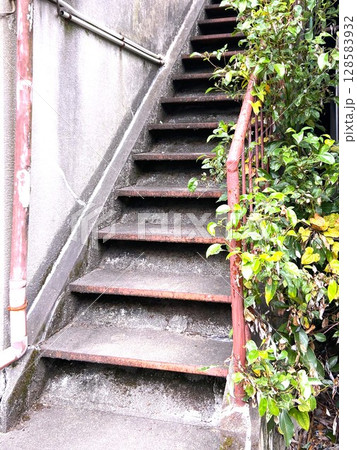 寂れたシ古い文化住宅の階段 128583932
