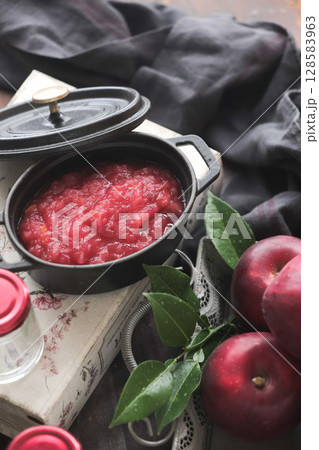 手作りのりんごジャム 128583963