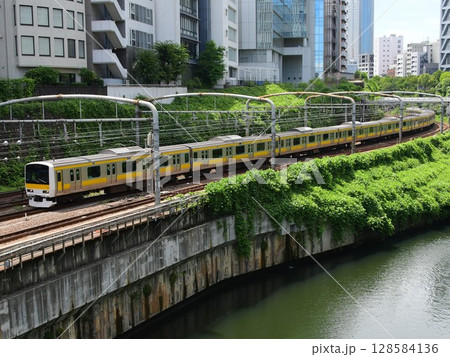 神田川の隣を走るE231系500番台中央・総武線各駅停車 神田川の隣を走るE231系500番台中央・総武線各駅停車 128584136