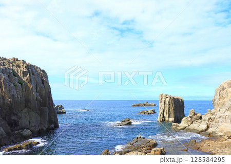 福井県坂井市、東尋坊の風景 128584295