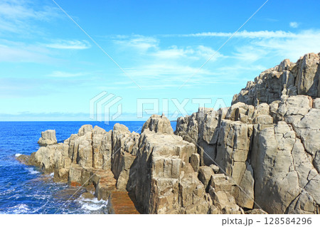 福井県坂井市、東尋坊の風景 128584296