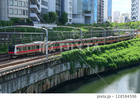 神田川の横を走るE233系5000番台ケヨ506編成京葉線　東京総合車両センター出場回送　 128584386