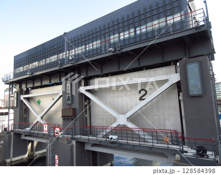 東京都江東区永代にある「大島川水門」 128584398