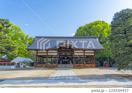 夏の京都　藤森神社　拝殿 128584457