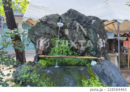 夏の京都　藤森神社　不二の水 128584463