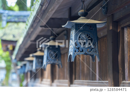 夏の京都　藤森神社　本殿廻りの吊燈籠 128584471