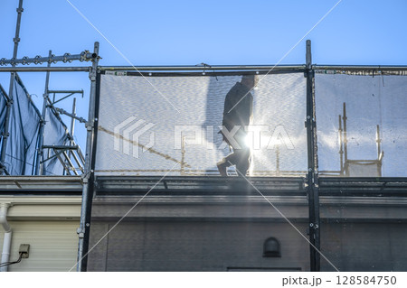 戸建て家屋の屋根修理工事　作業員 128584750