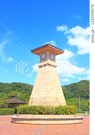 福井県敦賀市、金ヶ崎緑地の時計台の風景 128584978