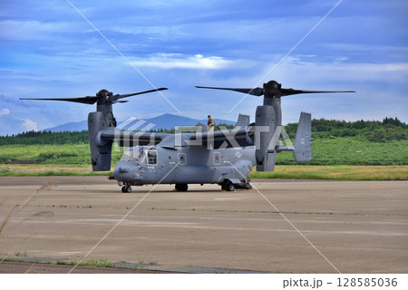大館能代空港に予防着陸した米軍のオスプレイ 大館能代空港に予防着陸した米軍のオスプレイ 128585036
