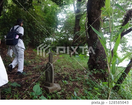 立ち入り禁止御等々力不動隣の岳山古墳にはいりました年に1回5月28日しかはいれません 128585043