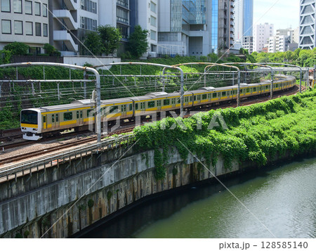 神田川の横を走るE231系500番台中央・総武線各駅停車 御茶ノ水付近 神田川の横を走るE231系500番台中央・総武線各駅停車 御茶ノ水付近 128585140